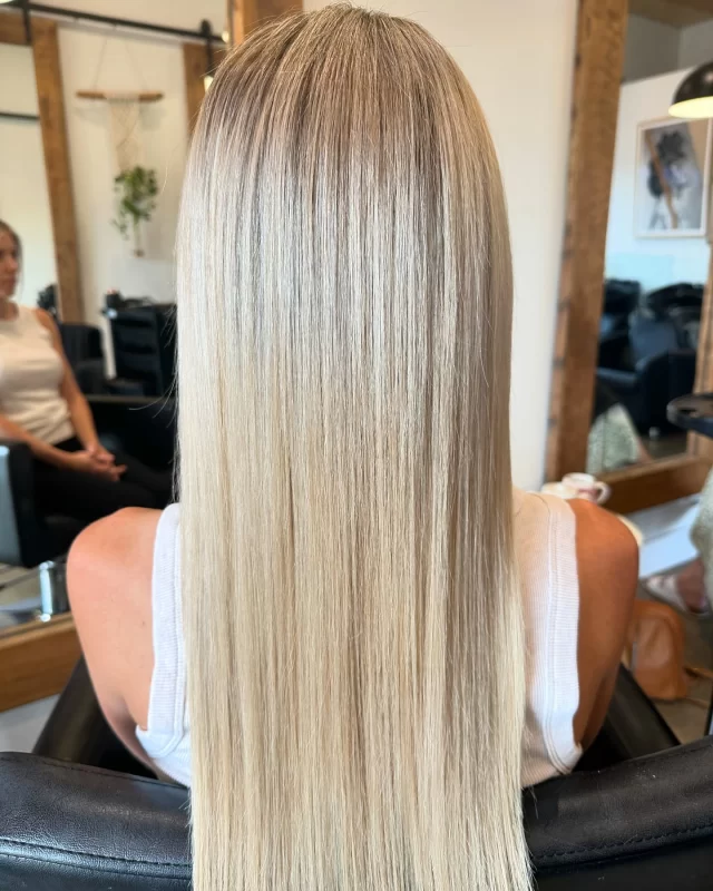 Love that hair, Sandy blonde by Chantelle @katiecrosland_  #goldcoastsalon #goldcoast #miamihairsalon #nobbysbeach #blonde #lovethathair